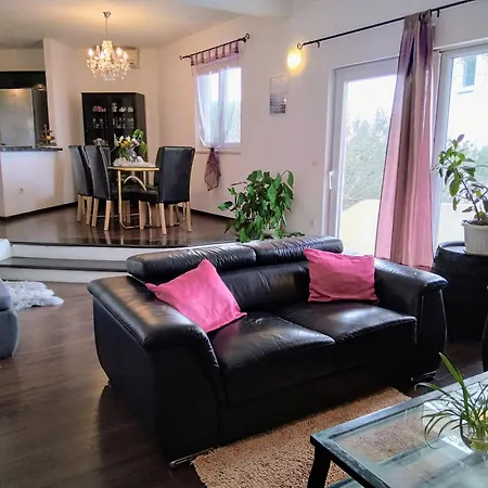 Flores With Garden & Sea View شقة ماكارسكا