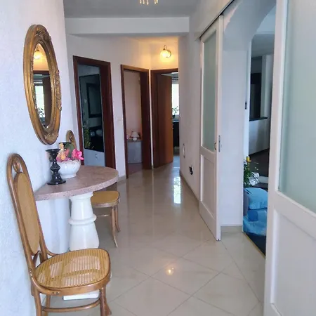 Flores With Garden & Sea View شقة