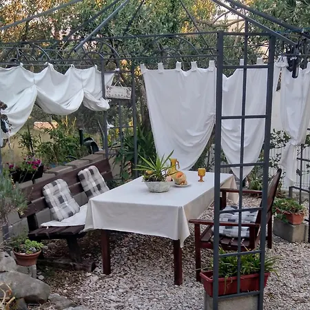 Flores With Garden & Sea View شقة *